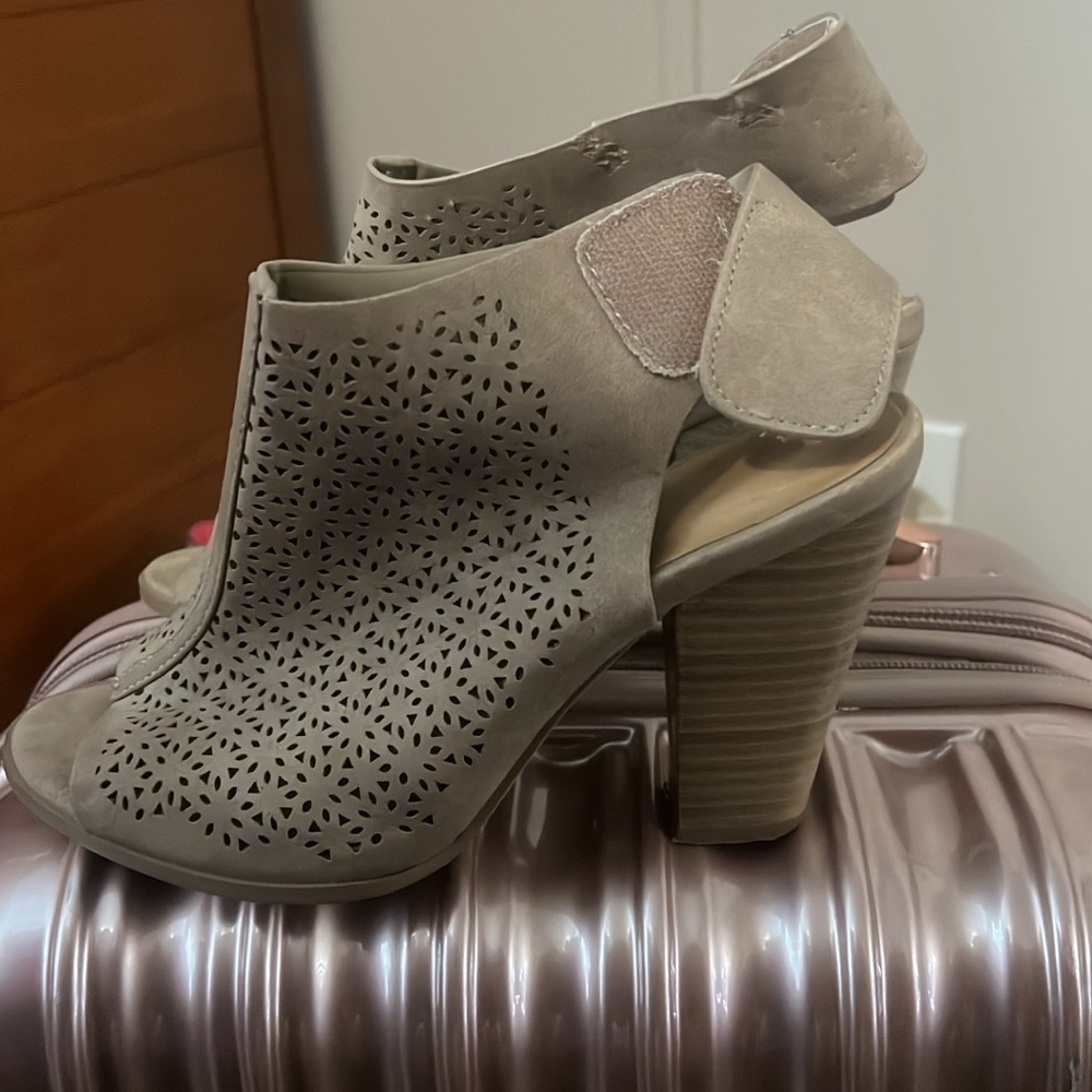 Stylish Women's Taupe Heeled Sandals